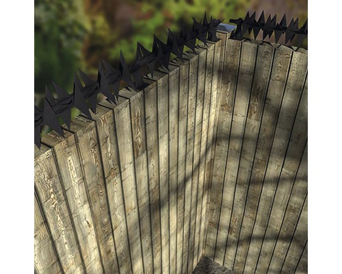 Houten schutting met anti-klim spikes voor extra veiligheid