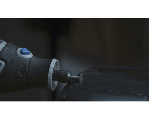Close-up van een Dremel multi-tool in gebruik op een oppervlak