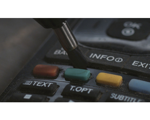 Afstandsbediening wordt gereinigd met een borstel