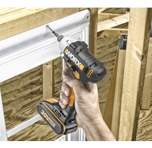 Accuboormachine schroeft in een houten onderdeel