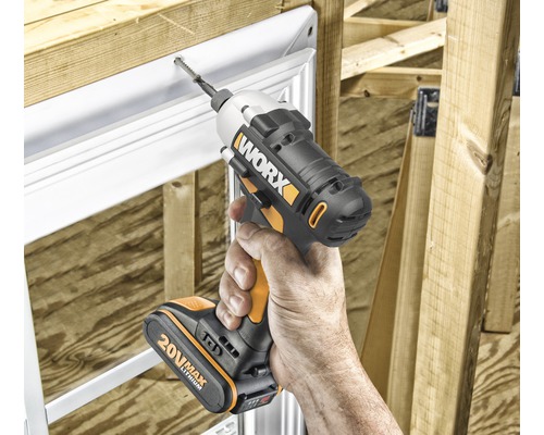 Accuboormachine schroeft in een houten onderdeel