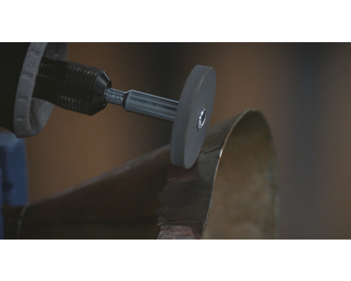 Rotatiegereedschap bij het polijsten van een metalen object.