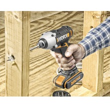 Iemand gebruikt een Worx accuslagschroevendraaier om een gat in een stuk hout te boren.