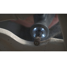 Een schuurgereedschap bewerkt een werkstuk.