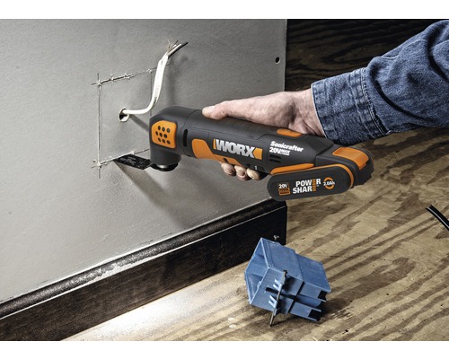 Accu-aangedreven multifunctionele gereedschap Worx Sonicrafter snijdt metalen plaat