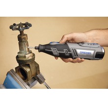 Dremel 8200 multifunctioneel gereedschap in gebruik op een metalen ventiel in een bankschroef