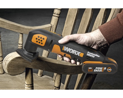 Worx Sonicrafter multifunctioneel gereedschap in gebruik op een houten stoel