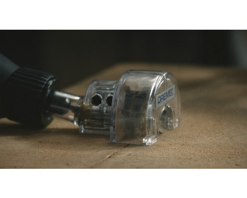 Dremel Logo met gereedschapsstuk voor het snijden op hout