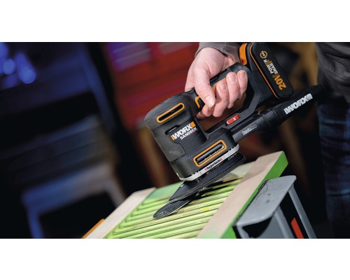 Worx Sandeck accu-multischuurmachine in gebruik op een werkstuk.