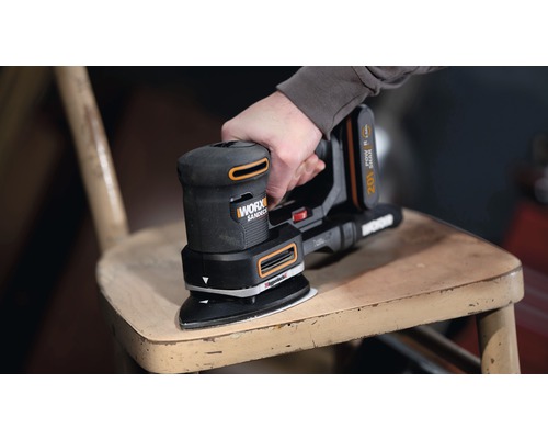 Accuschuurmachine bij het schuren van een houten stoel