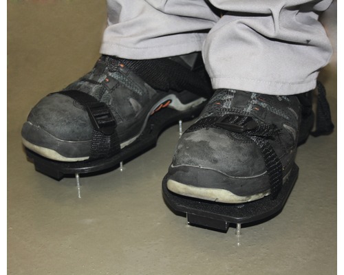 Betonschoenen met spijkers aan werkschoenen