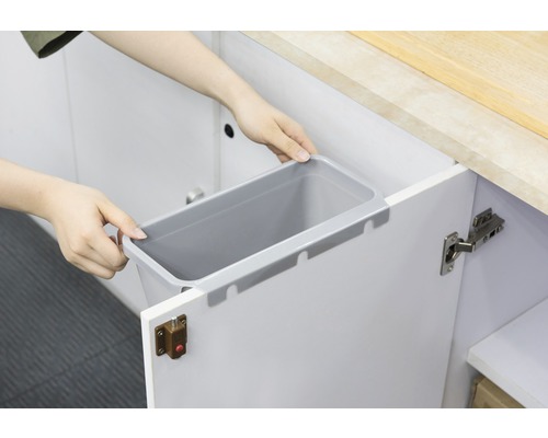 Inhangbare afvalemmer wordt in een keukenkast geplaatst