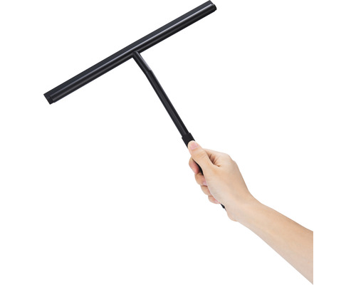 Hand houdt een zwarte douchewisser vast