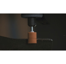 Rotatiegereedschap met slijpschijf voor het bewerken van een werkstuk