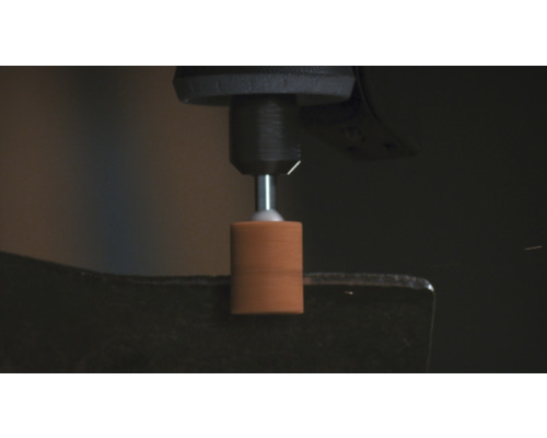 Rotatiegereedschap met slijpschijf voor het bewerken van een werkstuk