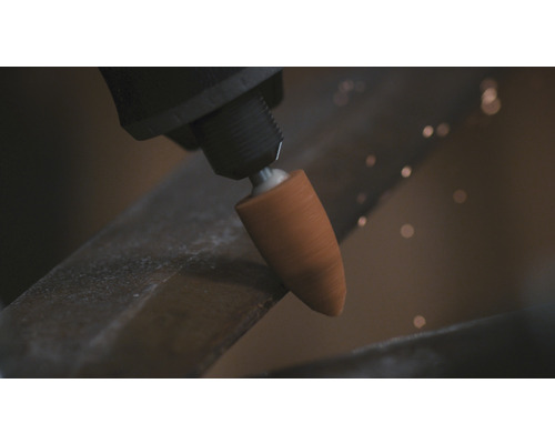 Een slijptool wordt op metaal gebruikt en produceert vonken.