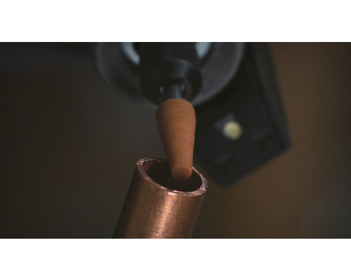 Rotatiegereedschap met schuurhulpstuk voor het bewerken van een pijp