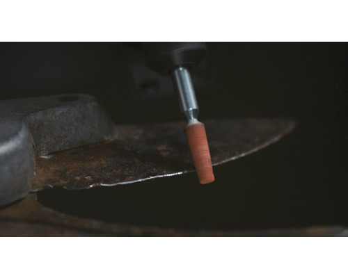 Een roterend gereedschap slijpt een mes.