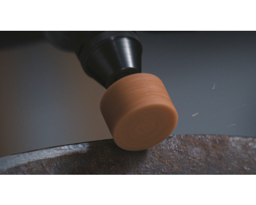 Draaiend gereedschap met polijststuk in actie