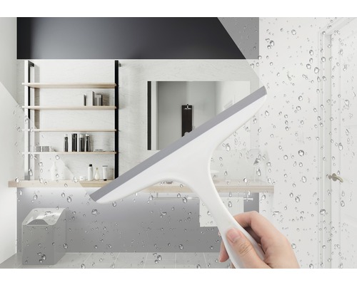 Badkamer met hand en douchewisser voor glasreiniging