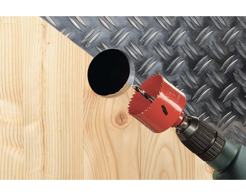 Gatzagenboor boort een gat in hout voor een metalen plaat