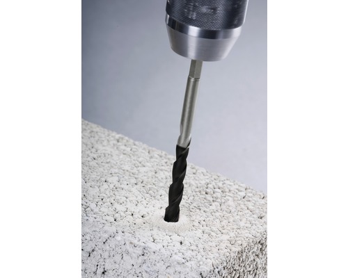 Boormachine boort gat in baksteen