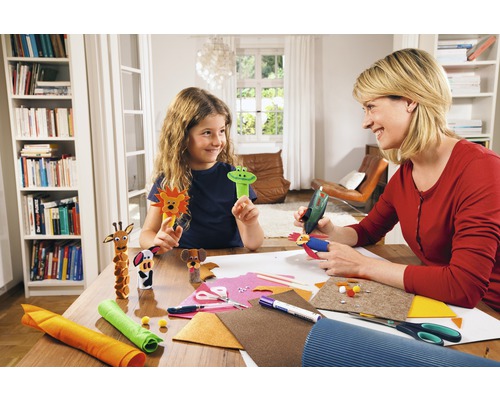 Moeder en dochter maken dierfiguren met vilt en lijm aan een tafel