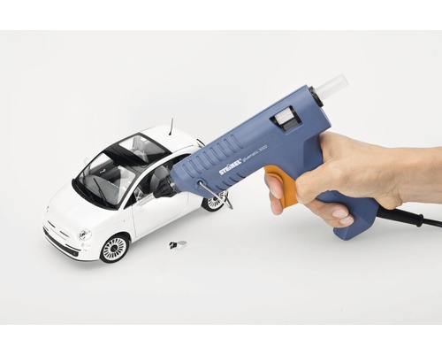 Heetlijmpistool bij het lijmen van een speelgoedauto