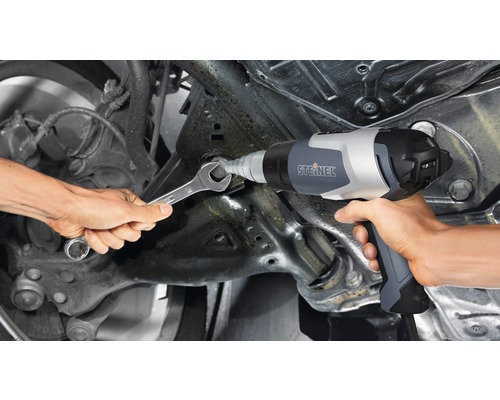 Een persoon gebruikt een elektronische moersleutel van het merk Steinel op een voertuig.