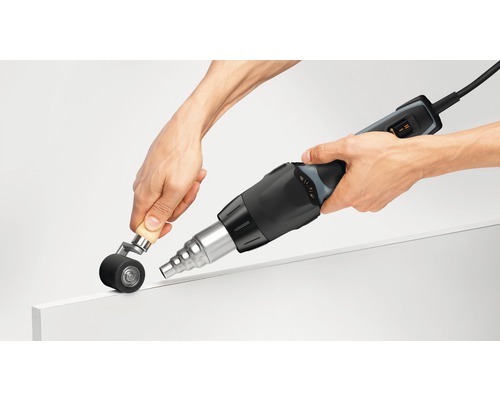 Heteluchtpistool met aandrukrol in gebruik