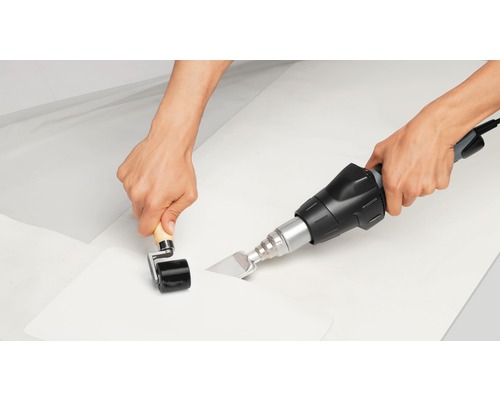 Ambachtsman last folie met een lasapparaat en een aandrukrol