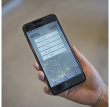 Smartphone met weergave van de app voor het bedienen van kerstverlichting