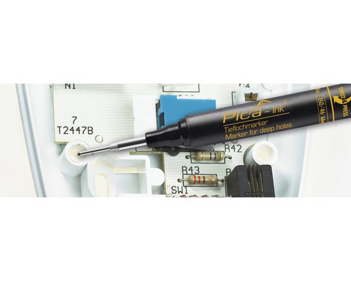 Pica Ink diepgatmarkeerder bij het markeren van een printplaat.