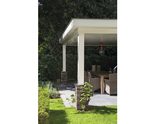 Overdekt terras met eettafel en stoelen in de tuin.