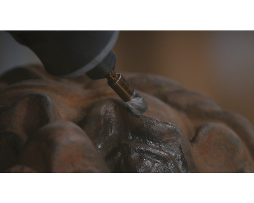 Multifunctioneel gereedschap in gebruik op een sculptuur