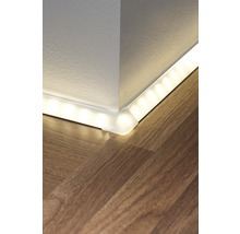 Hoek van een kamer met LED-strip langs de plint