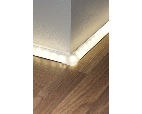 Hoek van een kamer met LED-strip langs de plint