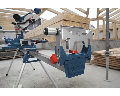 Verstekzaag met werkstuk op werkbank