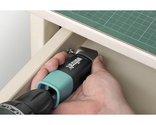 Wolfcraft haakse voorzetstuk voor boormachine in gebruik