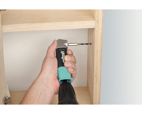 Een persoon boort met een haakse booradapter in een houten plank