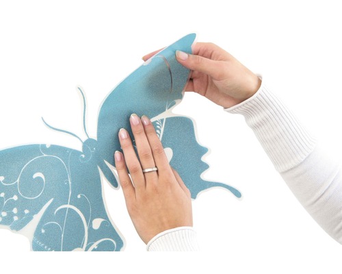 Aanbrengen van een muursticker met vlindermotief