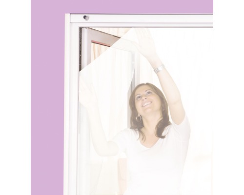 Vrouw installeert hor voor het raam