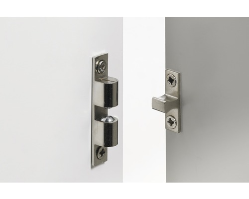 Metalen kogelvanger bevestigd op een deur