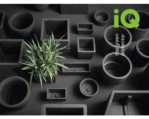 Opstelling van diverse plantenbakken van gerecycled materiaal met een plant in een vierkante pot