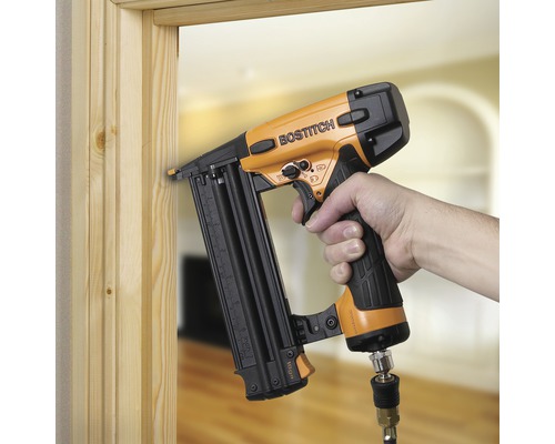 Bostitch logo. Pneumatische tacker voor het bevestigen van houten latten