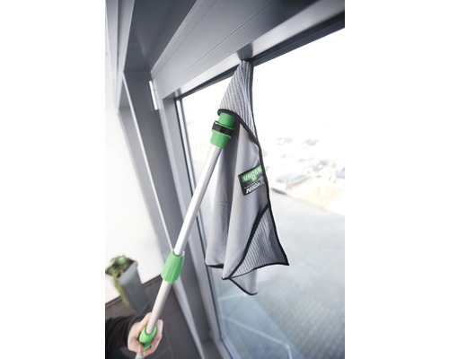 Raamreiniger met telescopische steel en microvezelpad in gebruik