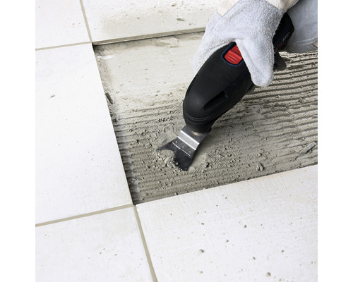 Tegels verwijderen met een multifunctioneel gereedschap