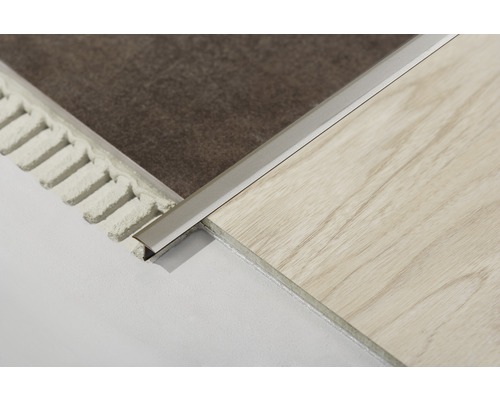 Vloerinstallatie met tegelrail tussen tegels en houten vloer