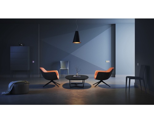 Woonkamer met twee fauteuils, een salontafel, een hanglamp en een dressoir