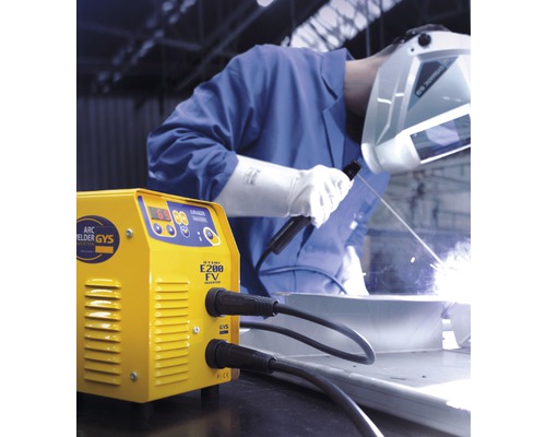 Lasser aan het werk met een geel GYS inverter lasapparaat